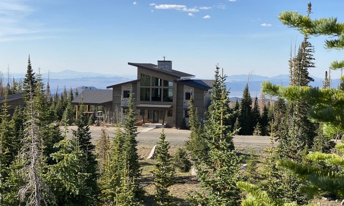 Brian Head Cabin | New Mountain Modern Home sleeps 47+