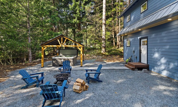 Paradise Estates Cabin | New Mt. Rainier Cabin-Hot Tub-WiFi-Fireplace