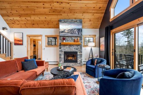 Bethel Ski Chalet | NEW Mtn View w/Swimspa-Firepit-Sauna-Games-DogsOK