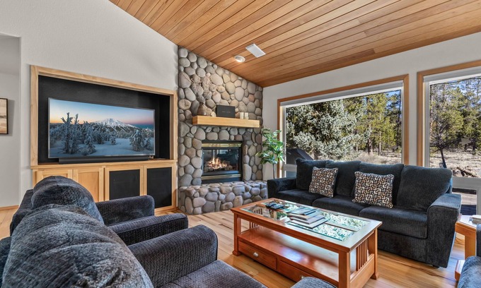 Deer Park House | New! Next to Deschutes National Forest- SHARC Passes ~ Private Hot Tub