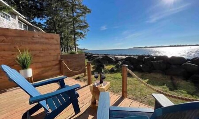 Waldport House | New! Oceanfront Romantic Retreat/Outdoor Jacuzzi