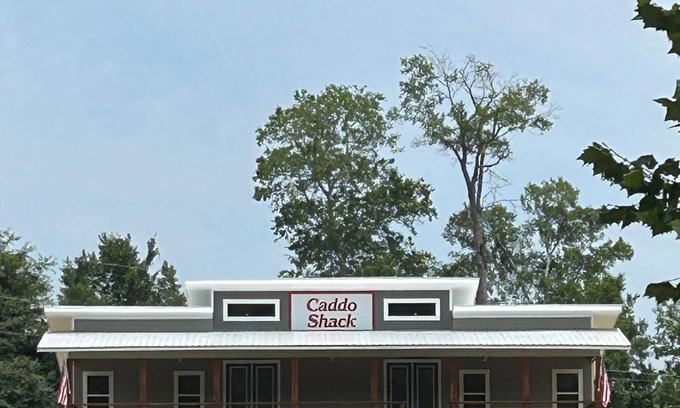 Glenwood Cabin | NEW. On the Caddo Riverfront sleeps16.