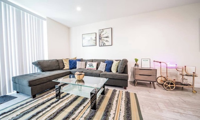 Hollywood Apartment | New Palm Tree Paradise 3 Bed Apt by Sofi and LAX