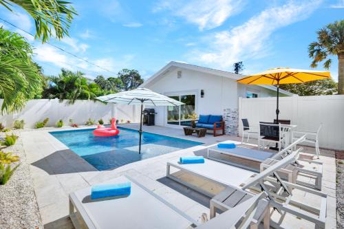 Naples Park House | NEW Palm Tree Paradise -Close To The Beach! Beautiful Heated Pool!