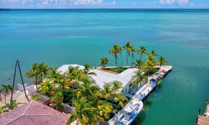 Farara Shores House | *NEW!*Paradise Point~VIEWS!~Open Water~Dock~Pool!