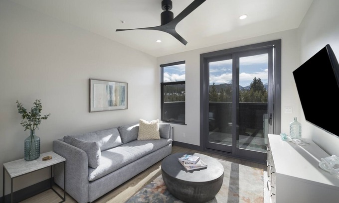 Breckenridge Condo | New! Park Ave Flat 15, Brand new Luxury Condo, Minutes to Everything!