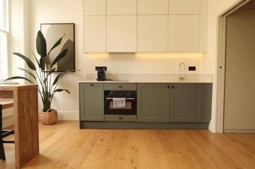 Earl's Court Apartment | NEW park view luxury apartment