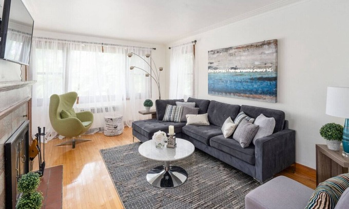 Plateau Mont Royal Condo | New Peaceful 3 Bedrooms unit/Free Parking