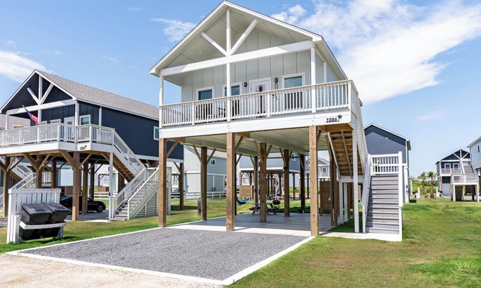 Caplen House | New Pool 🏖️ 4 Min Walk to Beach ⛵️RV/EV Hook-up, Obser Deck, Pond, Karaoke set!
