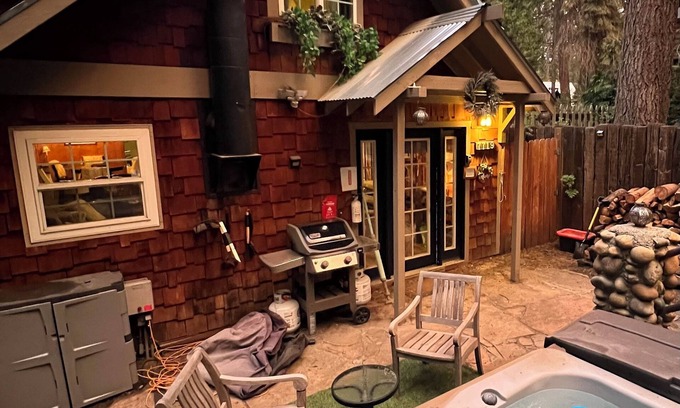 Fish Camp House | New Private Hot tub Couples Getaway 2mi from Yosemite Garden Patio