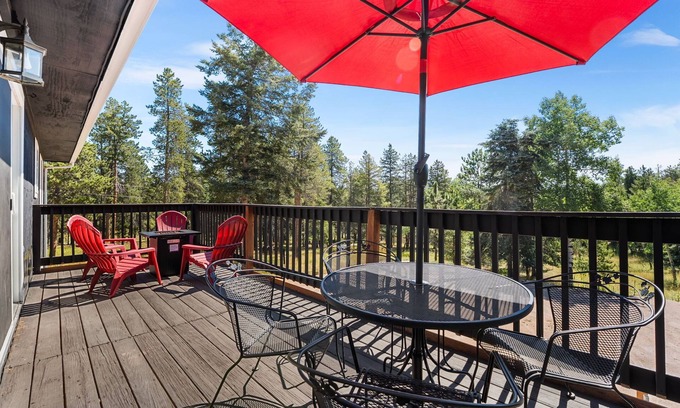 Richmond Hill Corridor House | NEW! Private Mountain home in Conifer: Hot tub, game room, pets. Near Red Rocks!