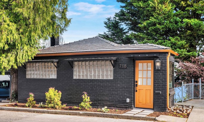 Seattle House | NEW ~ Queen Anne City Escape - 1 bed, 1.5 bath, dog friendly, 1 parking space