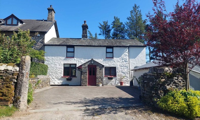 Kendal Cottage | NEW, Quiet rural location, large enclosed garden,log burner, access to Kendal