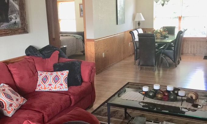Gatlinburg - Pigeon Forge House | NEW Reduced Rates for JULY and AUGUST! Family-friendly, 3 Bedroom Cottage.