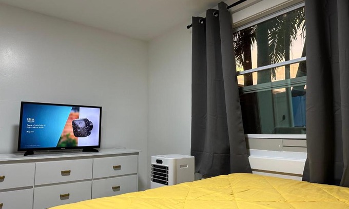 Tamiami House | New Relaxing Room with Queen Bed, 50 Inch Smart TV, Netflix, AirPlay, Mini-Fridge, and 500 Mbps WiFi near FIU, Dolphin Mall, Airport