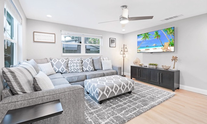 Seminole House | New Remodel 3/2 close to the beaches + large private fenced yard