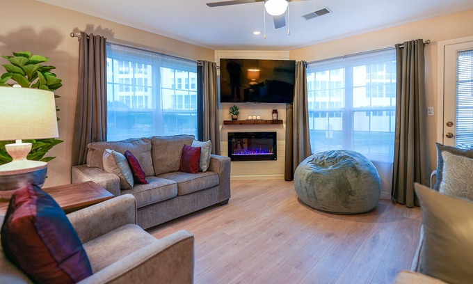 Table Rock Condo | New Remodel | Pond View, Pools, King Bed, Patio