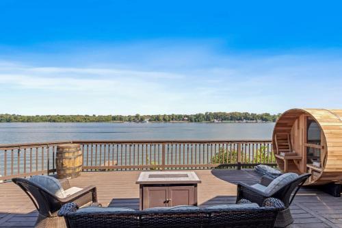 Utica House | New Renovated 5BD Home with Hot Tub Sauna & Game Rm