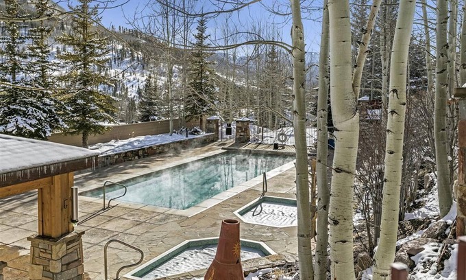 Vail Condo | New Renovation 4 Bed - Walk to Gondola - Mountain Views - Ski Locker Included