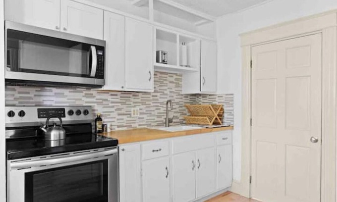 South End Apartment | New Renovation: parking & yard, hill section!nn