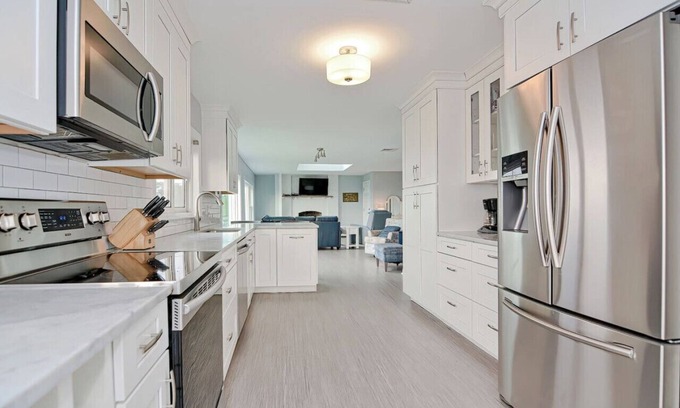 Gloucester House | NEW Rental: 2 min walk to Private Coffin's Beach