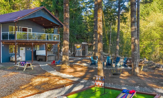 Packwood House | New- River Retreat w/hot tub, beach & arcade/game room