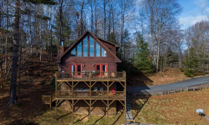 Boone Cabin | New River Retreat - Walk down to the river, fire pit!