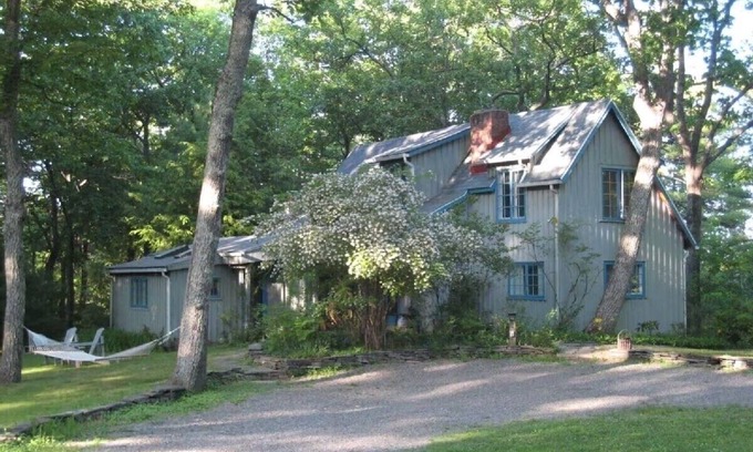 Woodstock House | NEW! ROMANTIC STORYBOOK COTTAGE Peaceful, Historic, Private, Charming