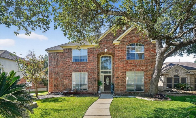 Stone Oak House | NEW! San Antonio Oasis Hot Tub & Pool Access