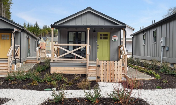 Pacific Beach House | New* Seabrook's Right as Rain, a dog-friendly Trailside Cabin!