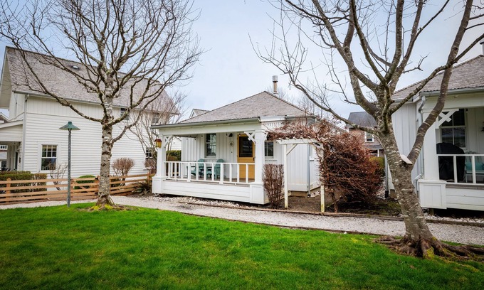 Seabrook House | *New* Seabrook's Zinnias Cottage: Dog Friendly!