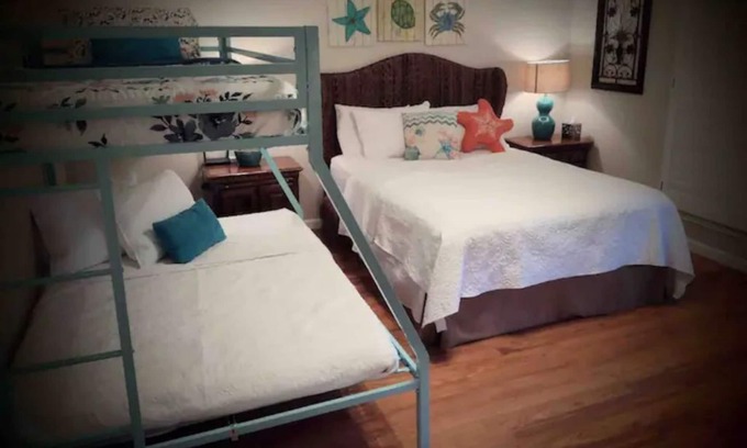 Crystal Beach House | *NEW* SEASCAPE CANAL HOME - 3 MINS TO BEACH