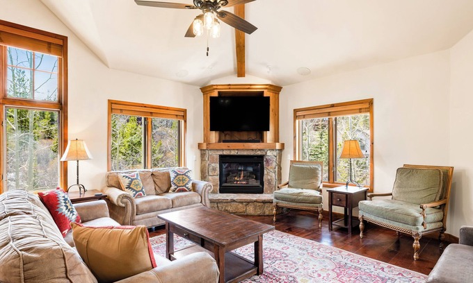 Four O'Clock Condo | New! Ski In/Out Penthouse Condo W/Hot Tubs