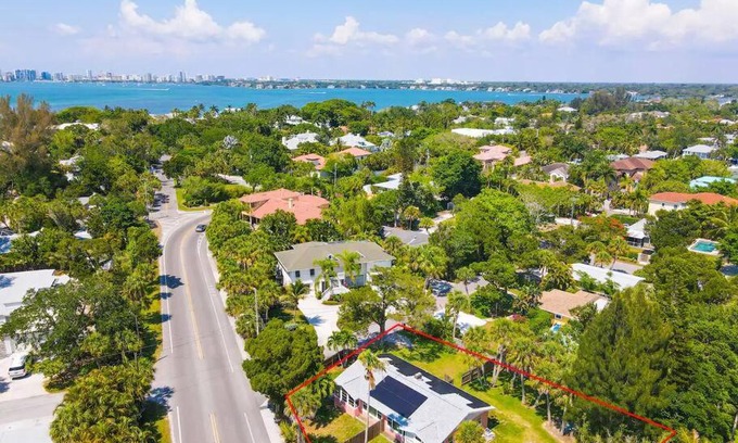 Bay Isle House | New Sky side cottage close to beach