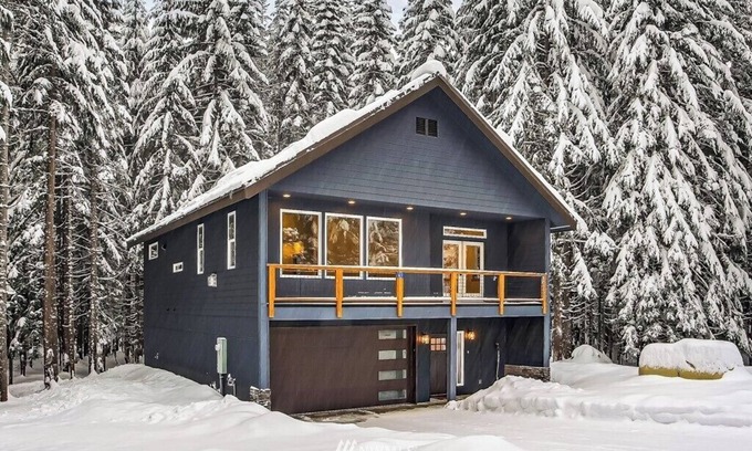 Snoqualmie Pass Ski Chalet | *NEW Snoqualmie Cabin & Sauna - 5 mins to PCT!