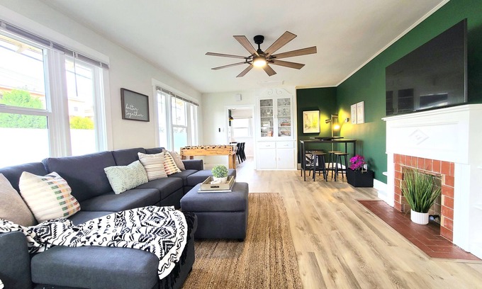 Eastside House | NEW Spacious 3B/2ba Bungalow 1.7mi to BEACH+GAMES!