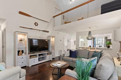 Savannah House | New Spacious Cottage near Beach & City Dogs Welcome
