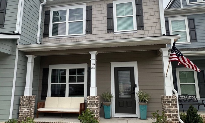Lake Oconee House | NEW Spacious Lake Oconee Townhome! Stunning views & 100's feet of waterfront!