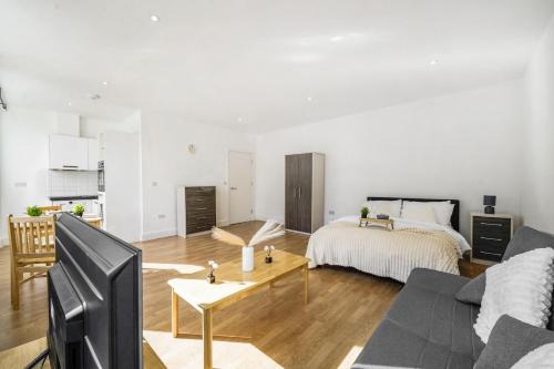 Borehamwood Apartment | NEW Spacious Private Studio with parking