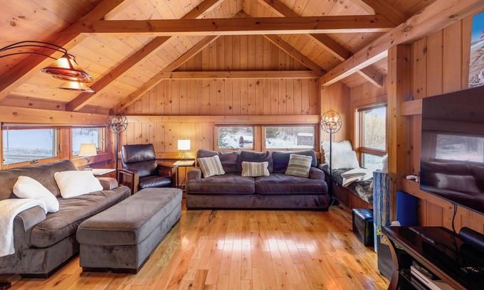 Stowe Ski Chalet | New Spacious Stowe Home, Stowe Mt Views. Woodstove