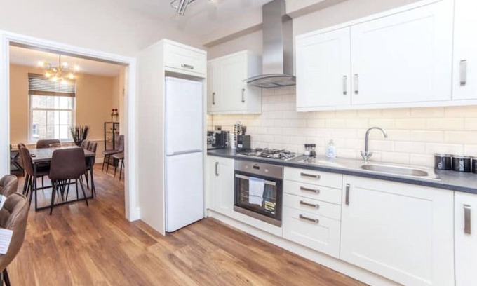 South Twickenham Apartment | *NEW* Spacy 3 BR Woolwich apartment