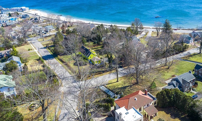 New London House | NEW! Stately New London Home Near Beach!