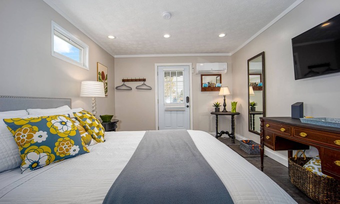 Luray Apartment | New studio conveniently located in town of Luray.