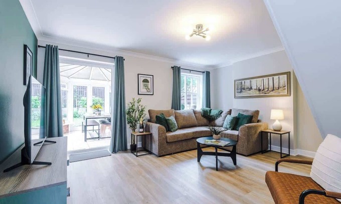 Chester House | NEW! Stunning Home, Ideal for Groups, FREE Parking