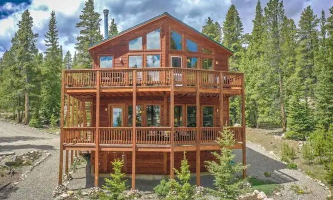 Valley of the Sun House | *NEW* Stunning Mountain Views/Hot Tub/3BR/Sleeps 6
