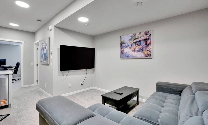 Southeast Calgary House | New Stylish 2BR/3BD/2BT/Work From Home/Indoor Games & Lake Access