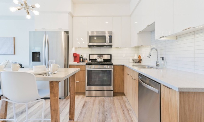 Mission District Condo | NEW! Stylish DT Condo | UG Parking | AC | Mins to Saddledome