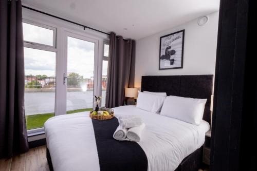 Borehamwood Apartment | New Stylish Top-Floor Flat with Balcony and Parking - 20 Min Link to Kings Cross