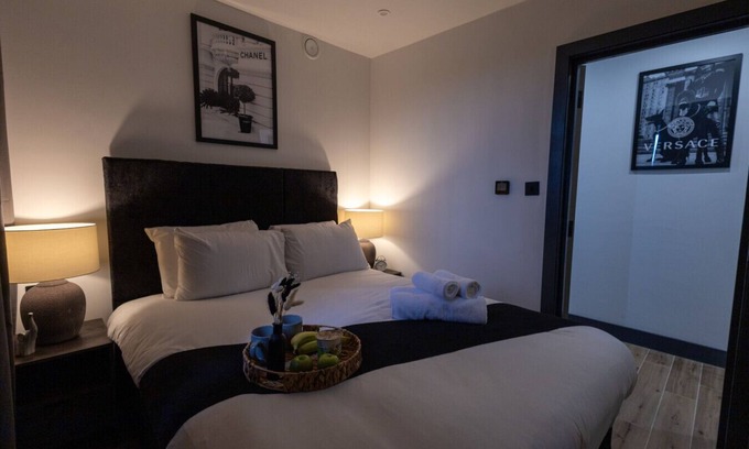 Borehamwood Apartment | New Stylish Top-Floor Flat with Private Balcony and Parking -
