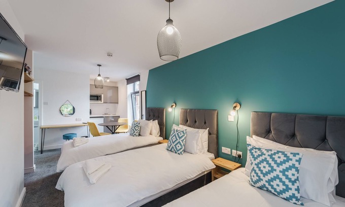 Derby Apartment | New Stylish Triple Room I Deluxe Studio App